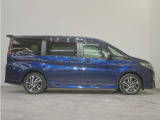 リアには左右スライドドアを採用。狭い駐車場でも開閉しやすく、強風の日でもドアが煽られにくくなっております。小さなお子さまやご年配の方も安心して乗り降りできます。