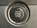 【エンジンスタート】エンジン始動はプッシュスタートで楽々♪電子カードキーを携帯していれば、ブレーキを踏みながらボタンを押すだけで、エンジンの始動がスマートに行えます♪