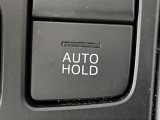 【ブレーキホールド(AUTO HOLD)】システムがONのとき、信号待ちなどの停止中に、ブレーキペダルから足を離してもブレーキがかかったまま保持されます!