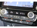 フルオートエアコンが装備されています!お好みの温度設定をするだけでエアコンの風量やモードの切り替えを自動でコントロールしてくれます!ユーザーの操作が少なく燃費走行にもつながります!