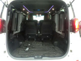 3列目を跳ね上げると広々とした荷室になります!!大きなものもバッチリ入りますよ!!