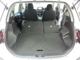 後部座席を倒すと広々とした荷室に早代わり!!大きなものもバッチリ入りますよ!!