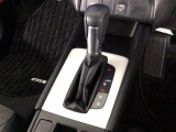 オートマチックシフトレバーは、手になじみ操作しやすい形状で安全運転にもつながります♪