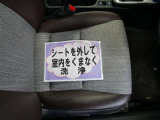 室内外はもちろん、シートを外してニオイの元となるフロアカーペットまで消臭・除菌を実施。中古車を気持ちよくお乗りいただけるクリーニングサービスです。詳細は販売店スタッフまでおたずねください。