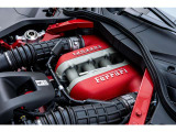 V12自然吸気エンジンが作り上げるエンジンは725CVのパフォーマンスを生み出します。