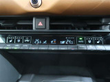 左右独立温度コントロールフルオートエアコンです。運転席、助手席それぞれで独立して温度設定ができます。冷え性の方が乗っても安心ですね♪
