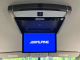 【後席モニター】家族や友人とお出かけする機会が多い方に大人気の後席モニターを装備!見やすい位置に画面がありテレビやDVDの視聴も快適!友達もお子様も、後席にしか乗らなくなるかも??