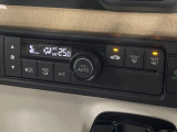 【オートエアコン】一度お好みの温度に設定すれば、車内の温度を検知し風量や温度を自動で調整。暑い&hellip;寒い&hellip;と何度もスイッチ操作をする必要はありません。快適な車内空間には必須の機能ですね♪