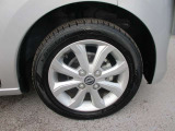 日産純正のアルミホイールが装着されてます。ボディデザインとマッチしておりカッコイイですね。