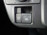 パーキングブレーキの作動と解除が簡単に行える【電動パーキングブレーキ】! 渋滞や信号待ちなどでブレーキを踏んで停車した時にブレーキを保持してくれる【ブレーキホールド】機能も搭載しています!