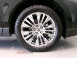 純正のアルミホイール装着車です。タイヤサイズは225/55R19です。