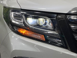 【LEDヘッドライト】悪天候や夜間走行時も良好な視界を確保し安心して運転できる高輝度LEDヘッドライトを装備!点灯速度が早く、消費電力も抑えられています。