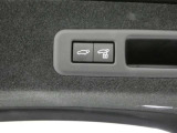 【パワーバックドア】パワーバックドア装着車です。ボタンを押すだけ、力要らずでドアの開閉が可能になります。