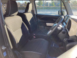 【フロントシート】インパネにシフトが付いているので足元広々!運転席から助手席の移動も楽々♪どちらからでも乗り降り出来るので、狭い場所の乗り降りも楽ちんですよ♪