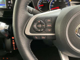 運転中、オーディオの操作をしてて、ハッとしたことはありませんか?ステアリングスイッチは、運転中でもハンドルでオーディオの操作が可能です。安全なドライブをサポートします。