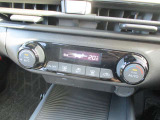 オートエアコンです。簡単な操作で室内を快適な温度になりますので夏場や冬場でも快適なドライブが楽しめます。