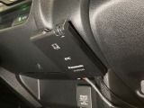 ハンドルの左下にETC(社外品)がついています。高速道路の料金所の通過も楽々です。 カードの取り出しもしやすい場所についています。