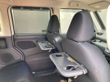 車内で食事ができる便利なテーブルがついています