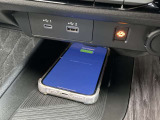 QI規格対応スマートフォンのワイヤレス充電器をセンターコンソールに装備。手軽に充電できますね。