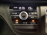 セレクトレバーの左側にプラズマクラスター付き・オートエアコンがついてますので、簡単操作で快適に過ごせます。リア熱線のスイッチの中に、雪道に対応したサイドミラーヒーターも入っています。