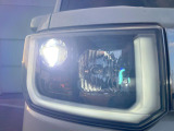 【LEDヘッドライト】悪天候や夜間走行時も良好な視界を確保し安心して運転できる高輝度LEDヘッドライトを装備!点灯速度が早く、消費電力も抑えられています。