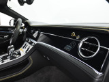 ベントレーは全てオーダーでの発注となっておりますので同じ車種でもステッチやベニヤ部分でまったく違う表情を感じることができます。