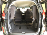 3列シートを跳ね上げると、大きな荷物も積みこめます!使い勝手もいいですね♪