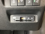 ハンドルの右下にETCがついています。高速道路の料金所の通過も楽々です!。 カードの取り出しもしやすい場所についています。