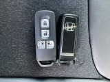 ☆スマートキー☆ドアの開錠・施錠はもちろんですが、エンジンをかけるときも鍵を取り出さなくて大丈夫ですよ♪両手に荷物をお持ちの時でも、大変便利で使い易い装備です☆