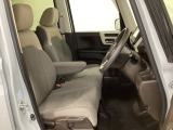 女性でも運転がしやすいように、シートの高さ調整機能(シートリフター)がついています。運転席と助手席の間が空いている為、助手席側への移動がスムーズです。交通量の多い道でも助手席側から乗り降りができます。