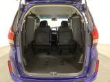 3列目シートを跳ね上げて、2列目シートを最前までスライドさせれば広い荷物スペースが出現します。床面は段差も少なく荷物の出し入れもしやすくなっています。