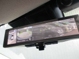 スマートルーミラー装備車両後方のカメラ映像をミラ-面に映し出すので、車内の状況や、天候などに影響されにくく、よりクリアな後方視界が得られます。