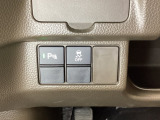 VSA装備車です。VSAはドライバーの操作と車の動きを見守っています。もし車の挙動が乱れたとき、4輪別々にブレーキをかけたり、エンジンパワーをしぼることによって車を安定させます。