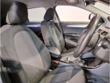 【コックピットシート】BMW車の主役席。車体中央にくる様に配置し車両重心とが一致する事でドライバーと車との一体感あるドライビングを実現。人間工学に基づき形成した形状が長時間のドライブ疲労も軽減します!