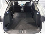 【トランクスルー機構】後席を前に倒してトランクルームとつなげ、長尺物の収納を可能にするトランクスルー機構も備えています。