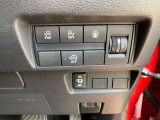 運転席右下には各種ボタンがついています。