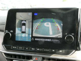 前後と左右のドアミラーに取り付けられたカメラの映像を、上から見下ろしたかの様に加工して、車庫入れをサポートする「アラウンドビューモニター」を採用しております♪