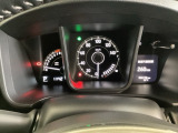 スピードメーターとタコメーターを大きく配した見やすいメーター部になっています。右側のインフォメーション画面でオドメーターや燃費などの情報を確認できます。
