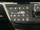 段差のないパネルスイッチのオートエアコン付きです。予め温度設定すれば後はセンサーが感知して設定温度を保ってくれますので快適なドライブが楽しめます。雨の日のガラスの曇りもなく安全な運転ができます。