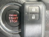 【キーレススタートシステム】カバンやポケットに入れたままでもドアの施錠・解錠が可能なスマートキーを装備。エンジンのオン・オフ時もカギを取り出す必要が無いからとっても便利です♪