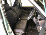 運転席の座面高さを調整できるシートリフターが付いています。フロントシートはベンチシートを採用で、座面も広く使い勝手もいいですよ♪