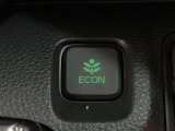 ECON モードをON にするとアクセルペダルの動きに対するエンジンの反応とエアコンの制御を切り換えることで、燃費のいい運転をするドライバーがペダルを踏んだ時と同じようにエンジンを制御します。