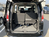 3列目シートは跳ね上げ式で折りたたみ可能です。キャンプ用品など大きな荷物もばっちり収納可能です!