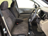 【前席】充分な広さを確保した、快適な前席!インテリアカラーも落ち着いたお色です♪センターアームレストも付いて、リラックスした姿勢で運転していただけます♪