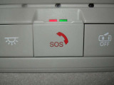 SOSコールは急病時やあおり運転被害などの危険を感じた時スイッチを押すと専門のオペレータに繋がって警察や消防への連携をサポートしてくれます。万が一の事故発生時にはエアバッグ展開と連動して自動通報します。