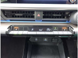 オートエアコンを装備しておりますので、四季を通じて車内を快適な温度に保つことが出来ます!高級感が有りますね!