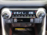 左右独立温度コントロールフルオートエアコンです。運転席、助手席それぞれで独立して温度設定ができます。冷え性の方が乗っても安心ですね♪