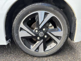 ボディーのデザインにマッチした純正のアルミホイール装着です!