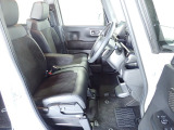フロントシートはベンチシートです、運転席と助手席の移動が簡単です。真ん中にはアームレストも装備されています! また運転席シートの高さも調整できます。