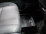 助手席のシート下は大容量の収納スペース♪季節の変化で使用しない物など収納可能です♪